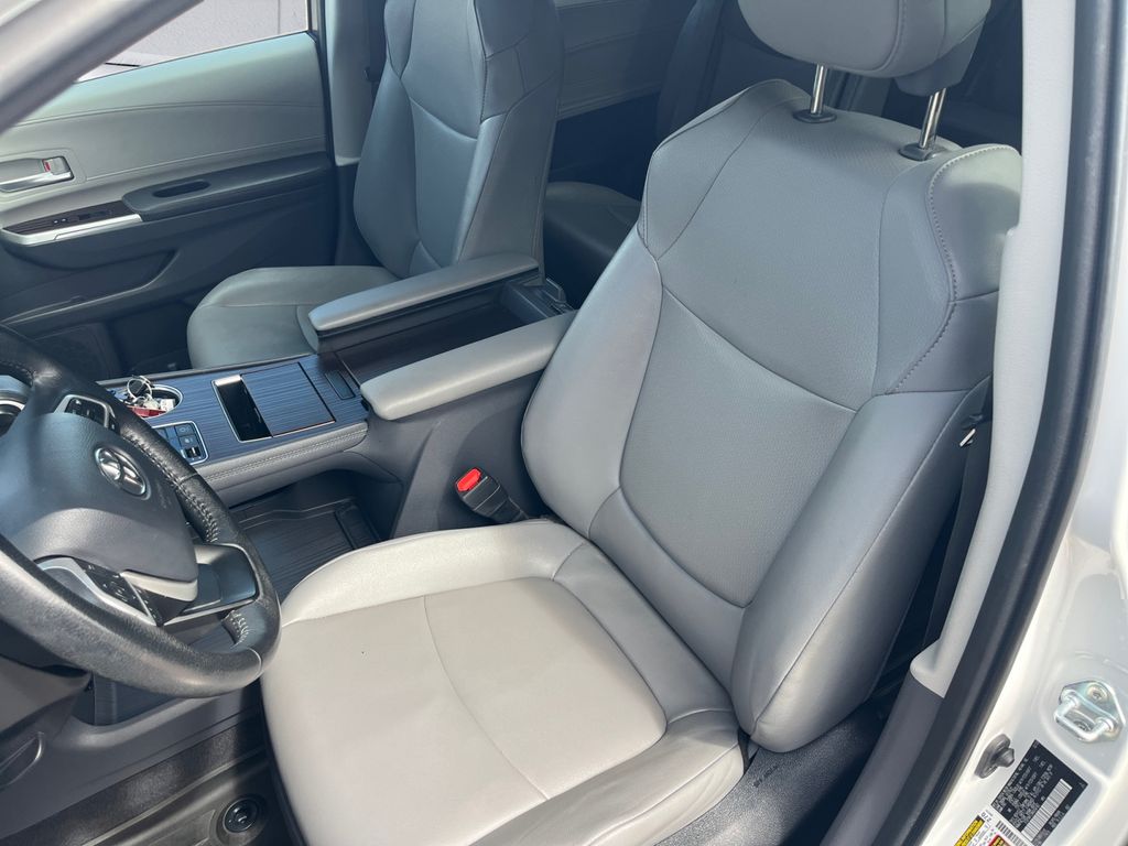 2022 Toyota Sienna XLE photo 8