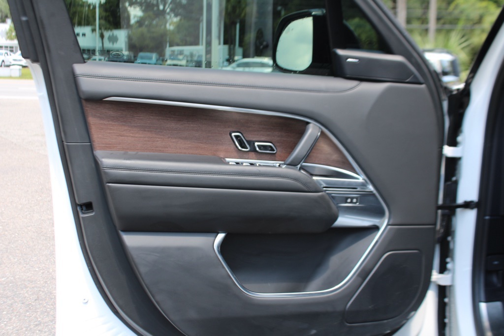 2023 Land Rover Range Rover SE photo 10