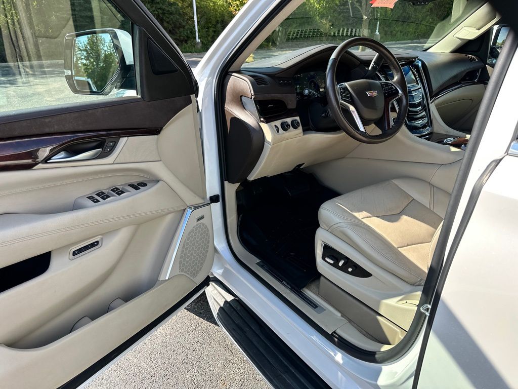 2016 Cadillac Escalade ESV Luxury photo 16