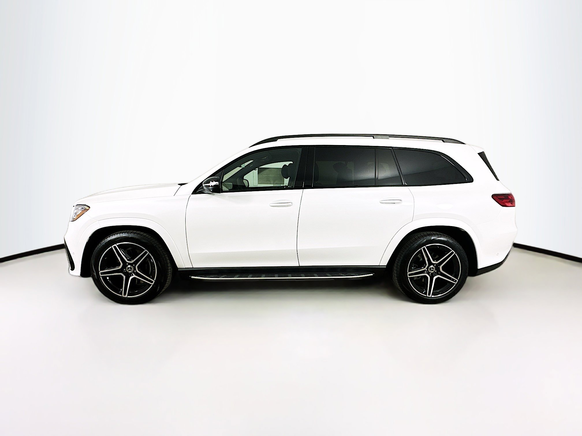 2025 Mercedes Benz GLS 450 4MATIC photo 2