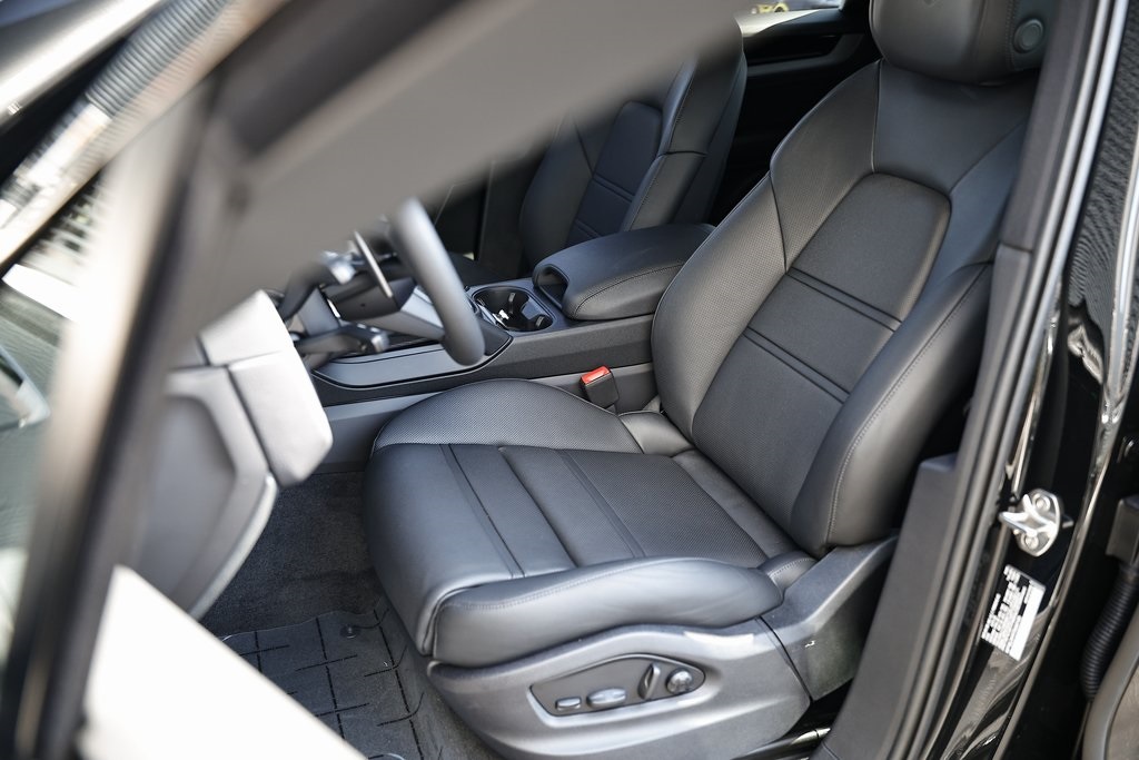2026 Porsche Cayenne Coupe Base photo 4