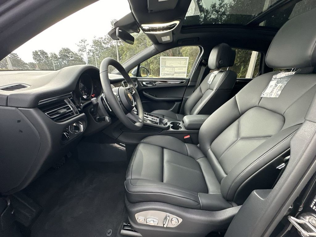 2025 Porsche Macan Base photo 8
