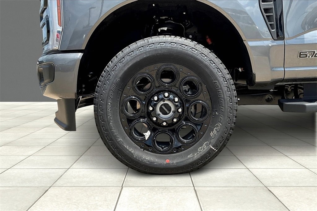 2025 Ford F-350 photo 3