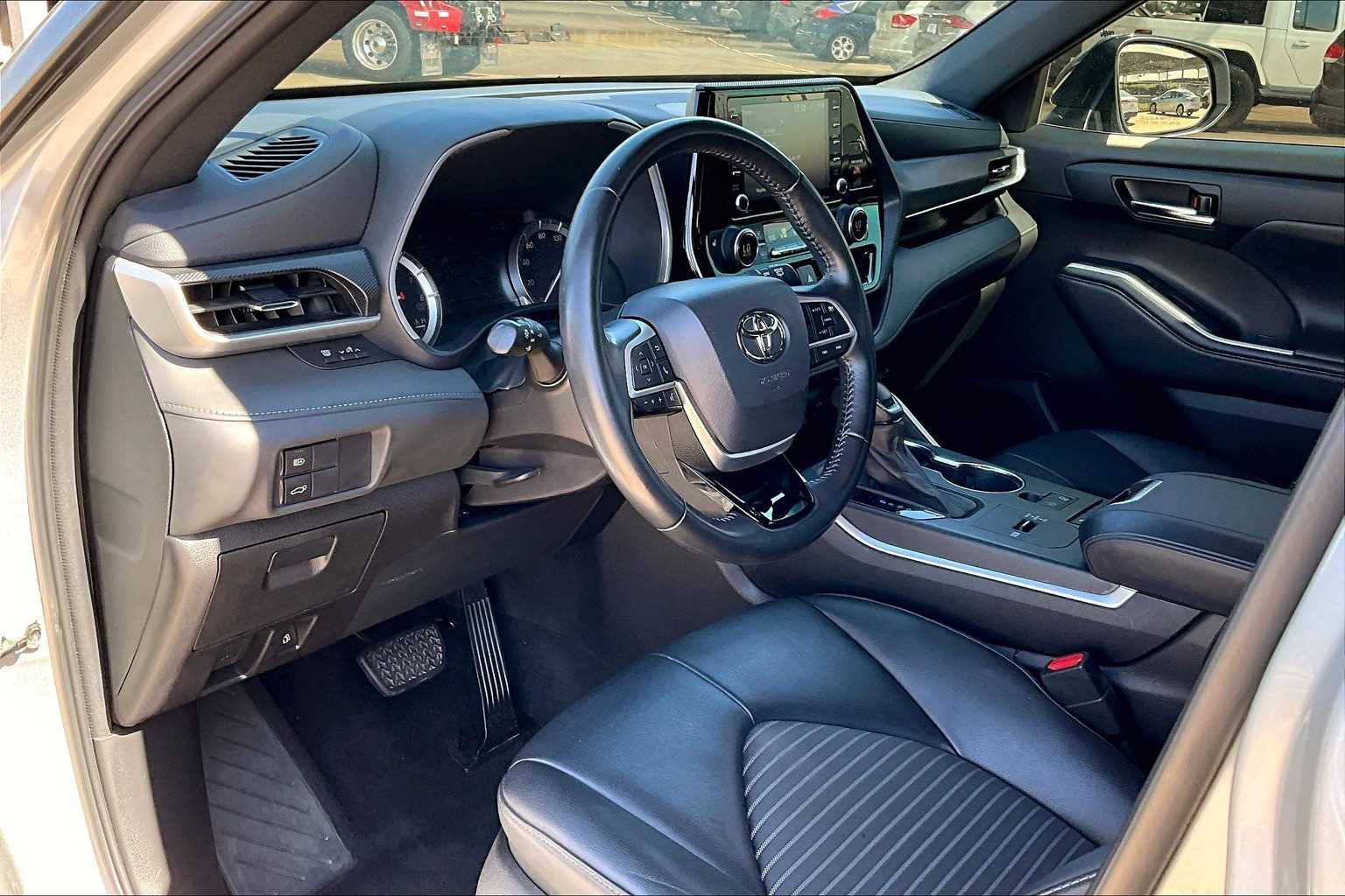 2022 Toyota Highlander XSE photo 16