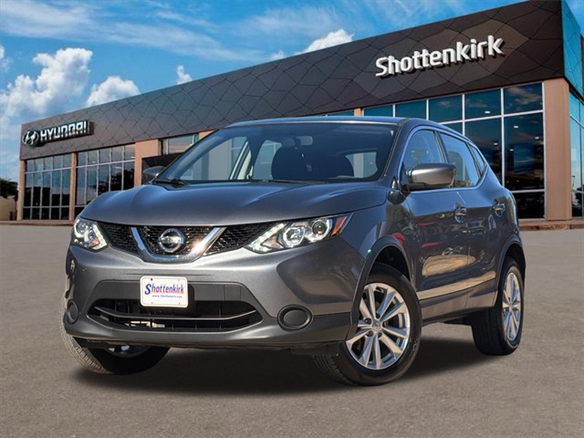 2017 Nissan Rogue Sport S's photo