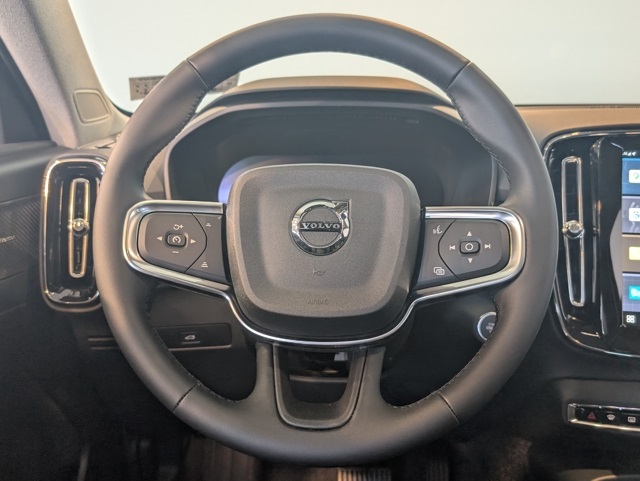 2025 Volvo XC40 photo 11