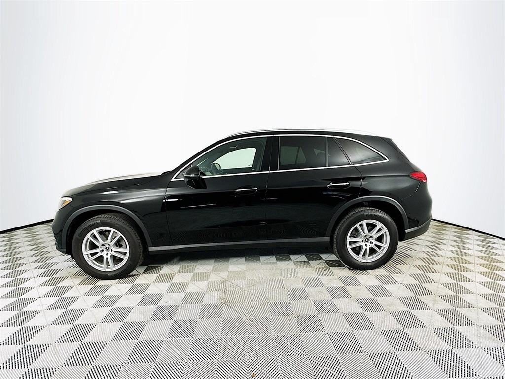 2025 Mercedes Benz GLC 300 photo 4