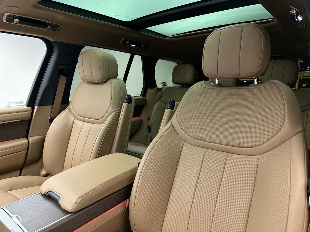 2025 Land Rover Range Rover SE photo 8