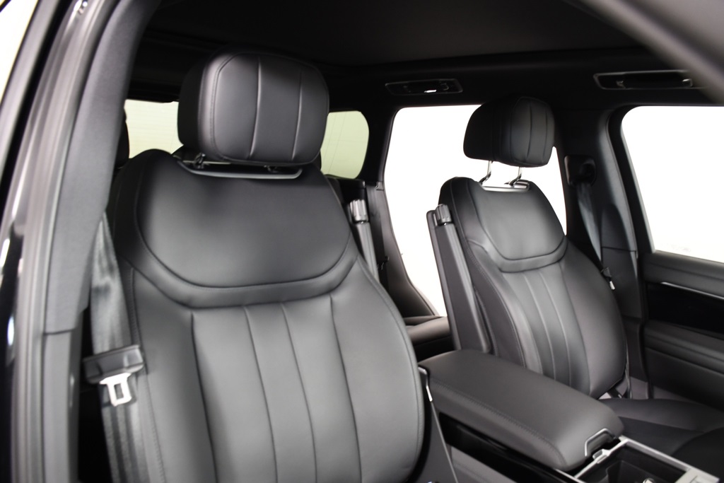 2025 Land Rover Range Rover SE photo 19