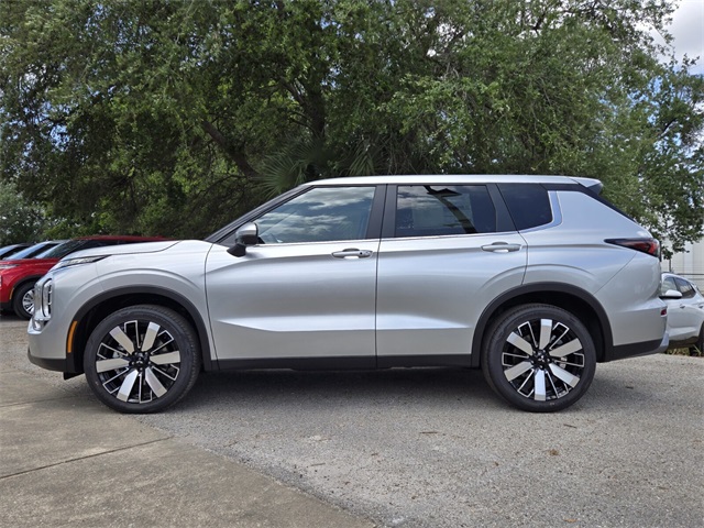 2025 Mitsubishi Outlander SE photo 6