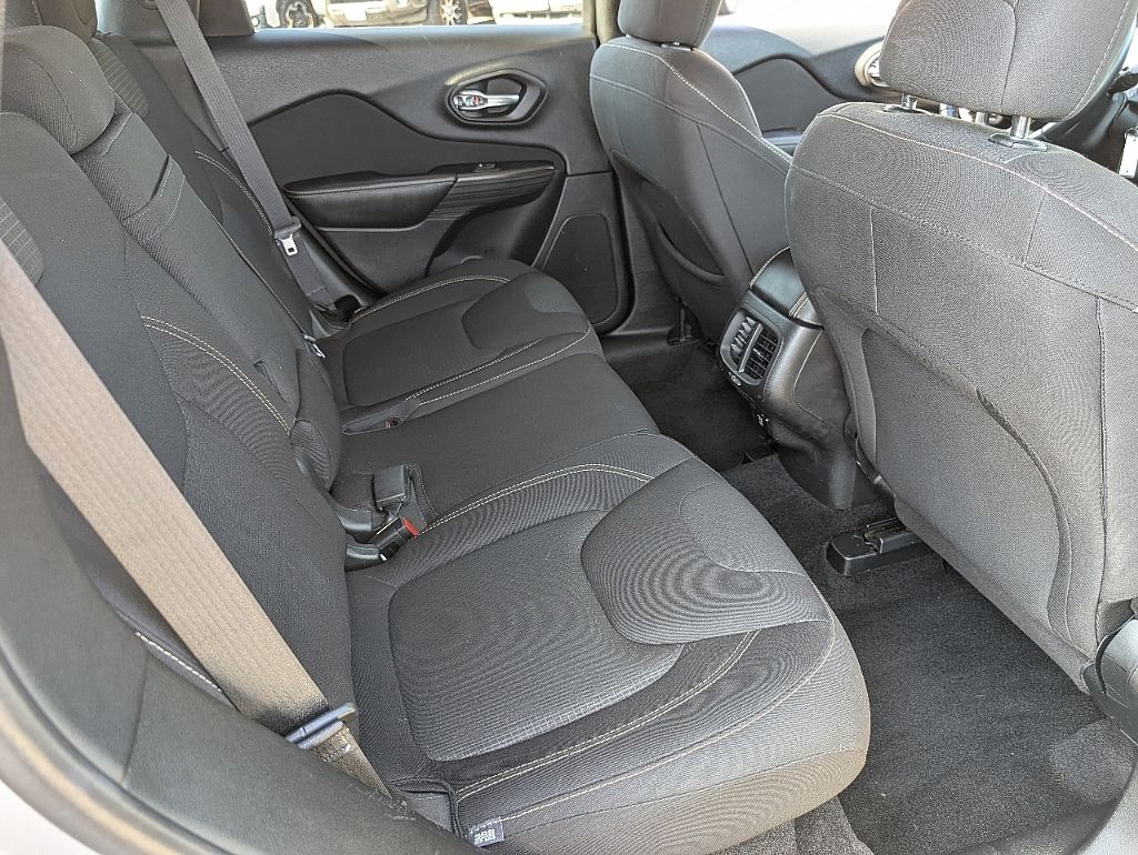 2017 Jeep Cherokee Latitude photo 2