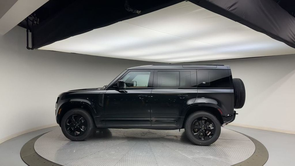 2024 Land Rover Defender 110 X-Dynamic SE photo 5