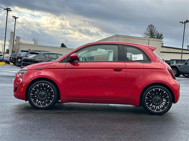 2024 Fiat 500e Red photo 4
