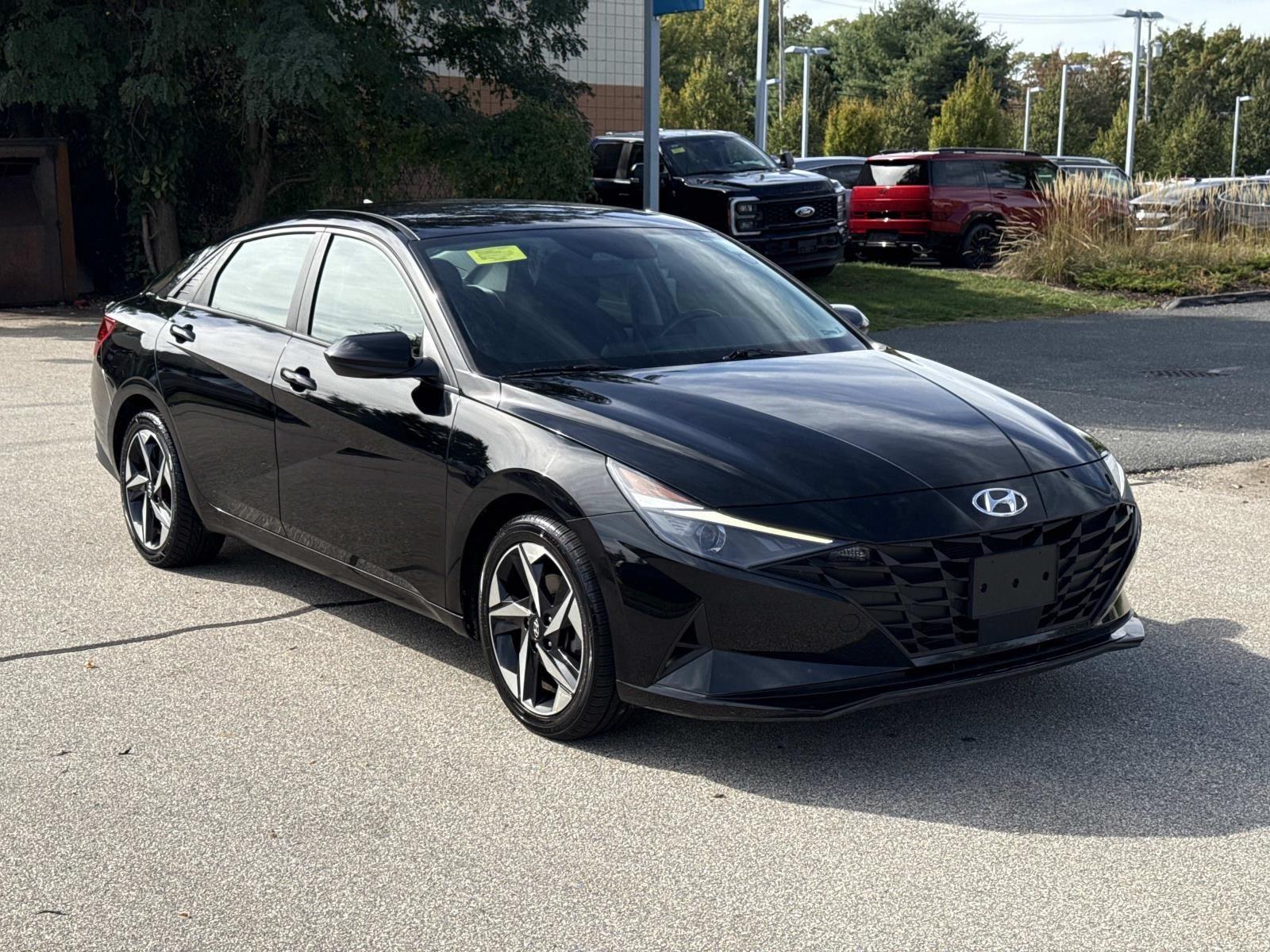 2023 Hyundai Elantra SEL photo 2