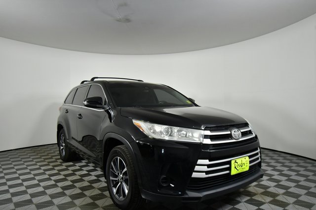 2017 Toyota Highlander LE photo 2