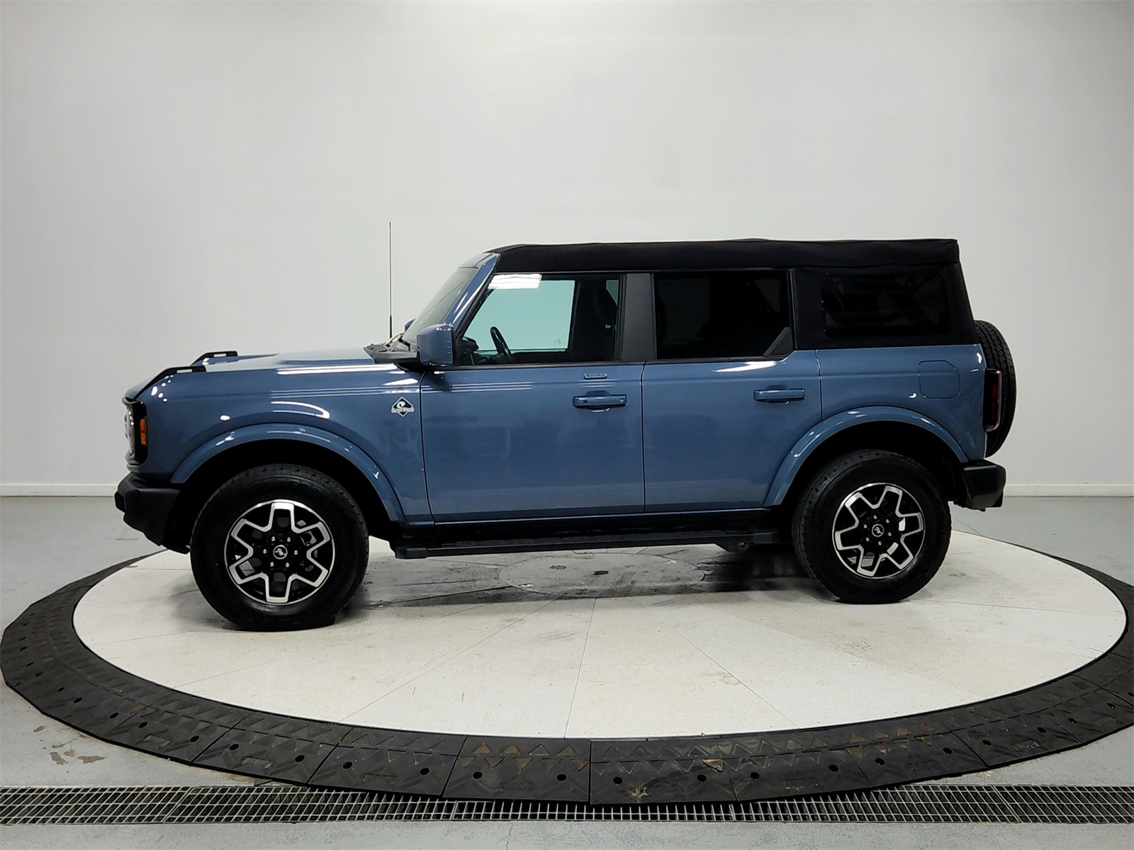 2023 Ford Bronco Outer Banks photo 3