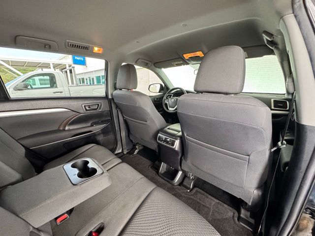2019 Toyota Highlander LE photo 22