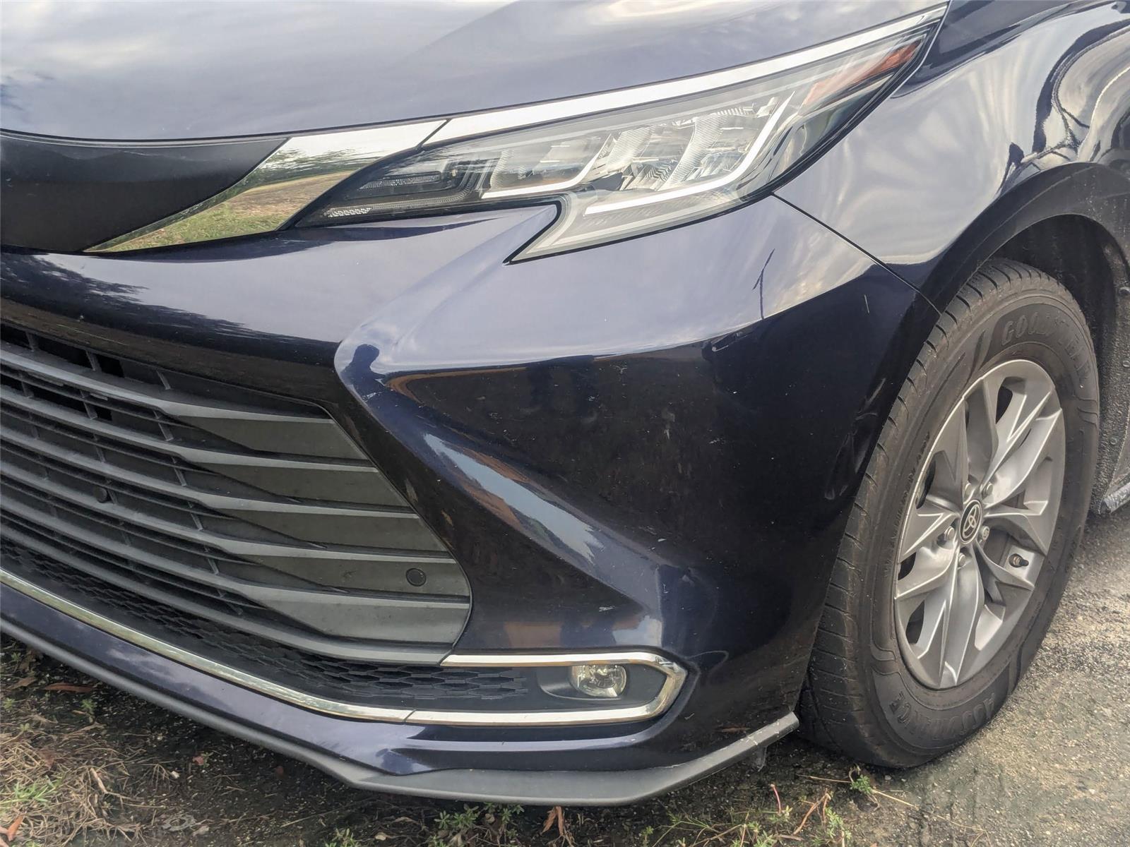 2021 Toyota Sienna XLE photo 2