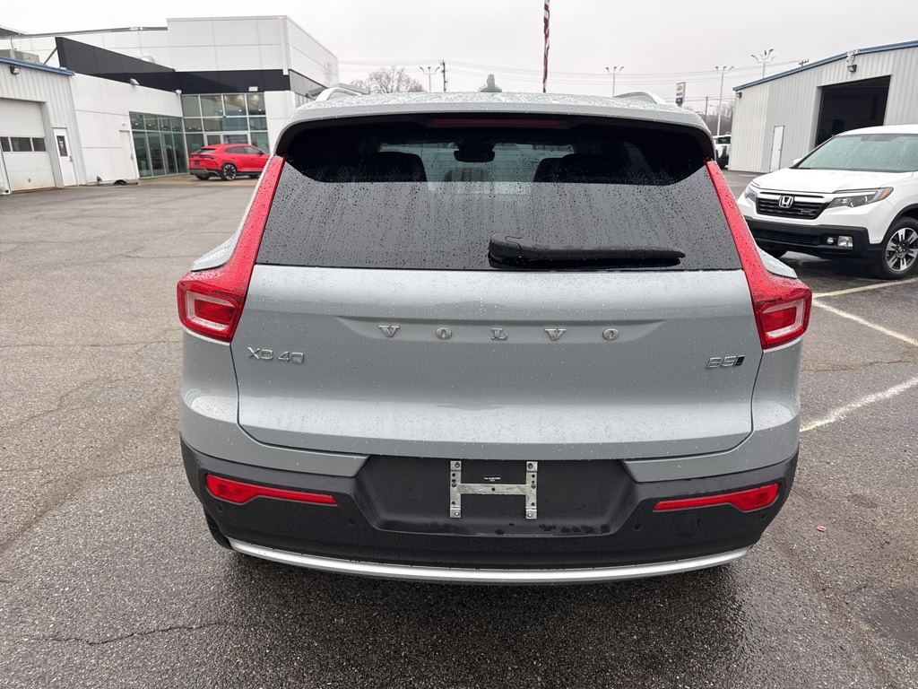 2025 Volvo XC40 Core photo 2