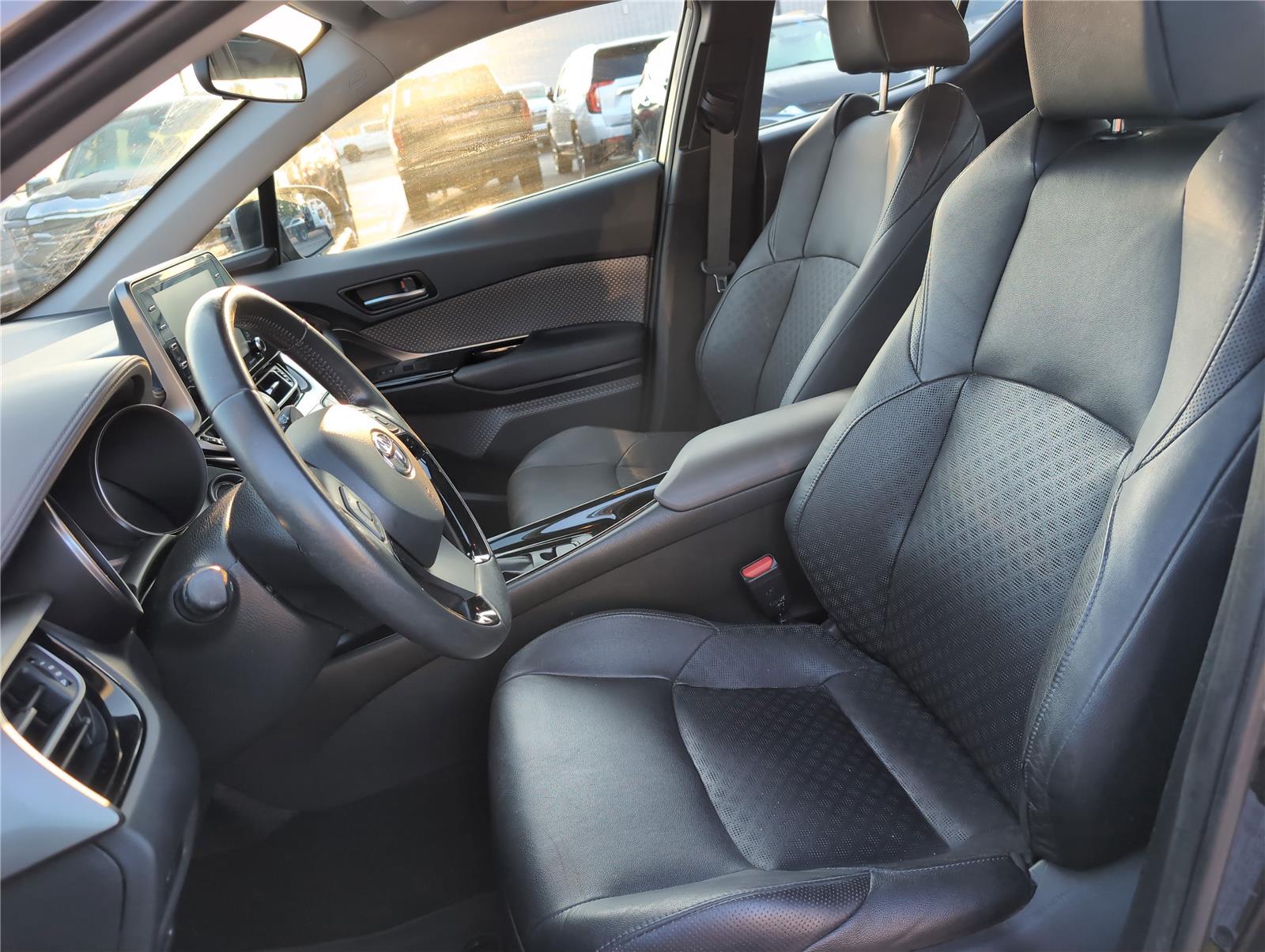 2021 Toyota C-HR LE photo 9