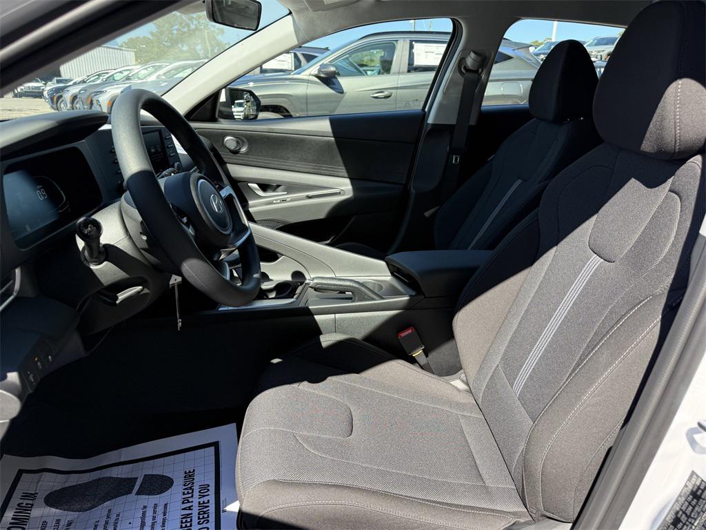 2025 Hyundai Elantra SE photo 2