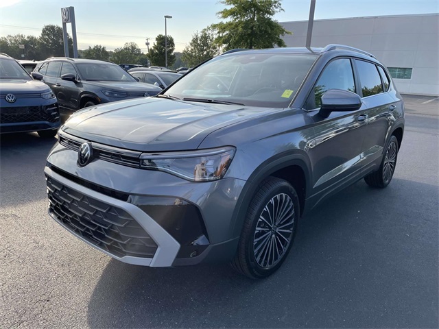 2025 Volkswagen Taos SE photo 3