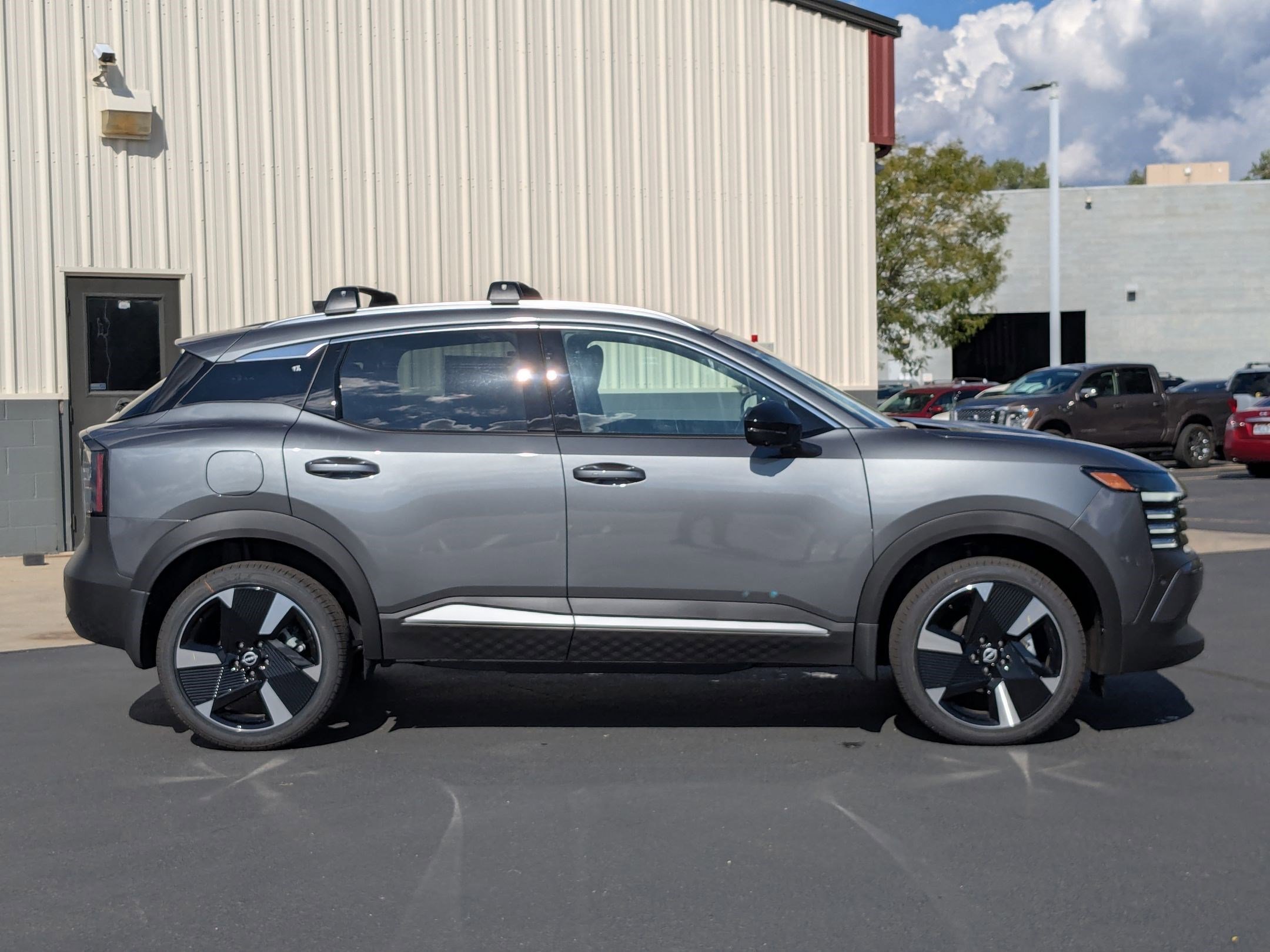 2026 Nissan Kicks SR photo 2