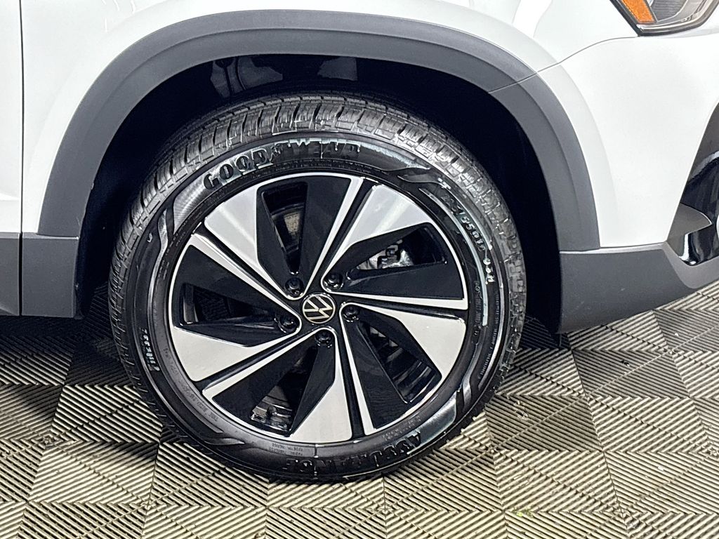 2025 Volkswagen Taos SE photo 18