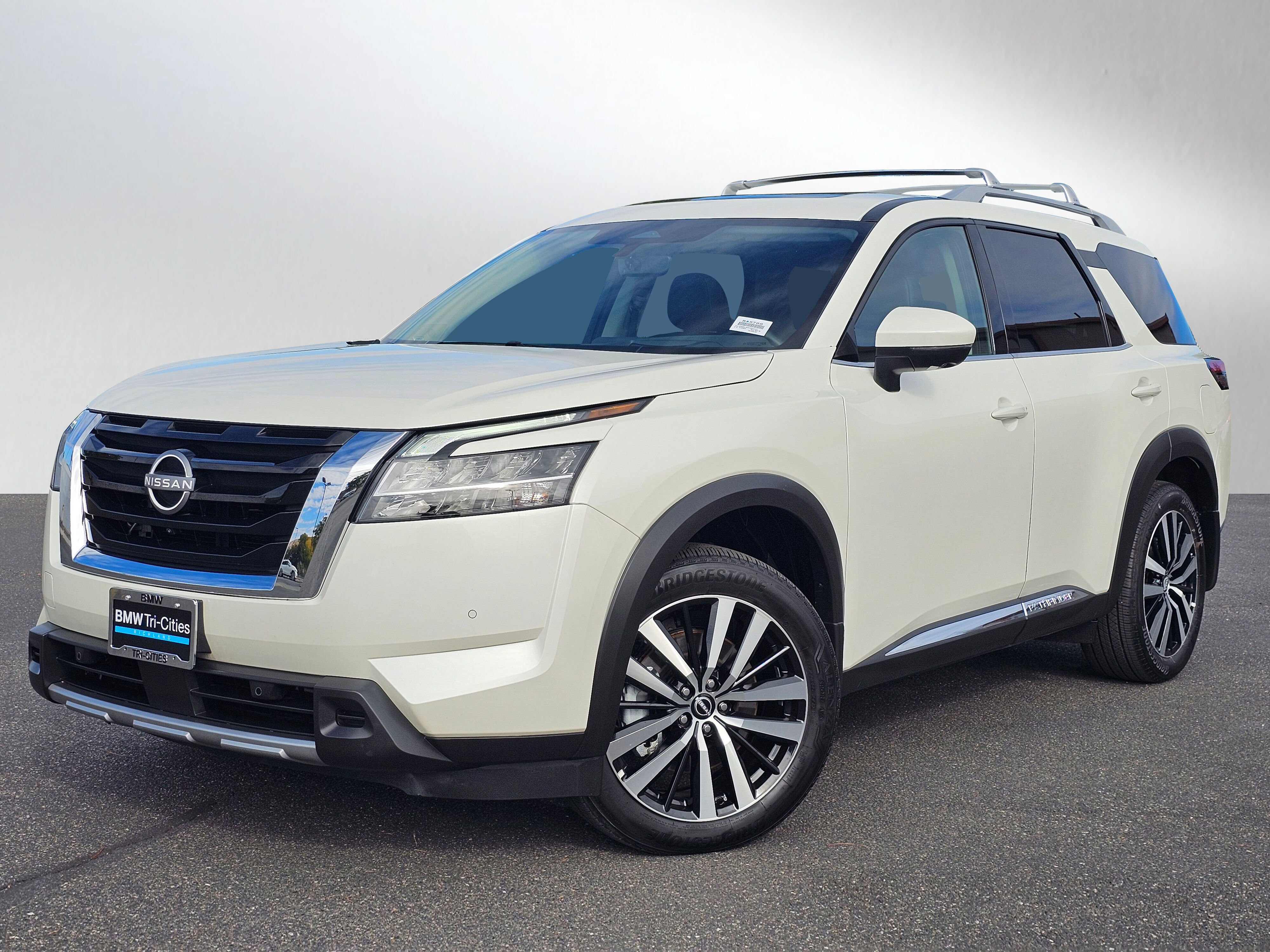 2024 Nissan Pathfinder Platinum's photo