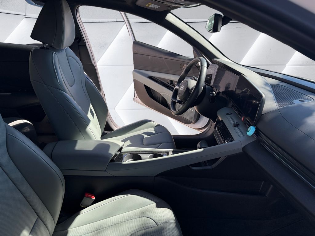 2025 Hyundai Elantra Hybrid Limited photo 12