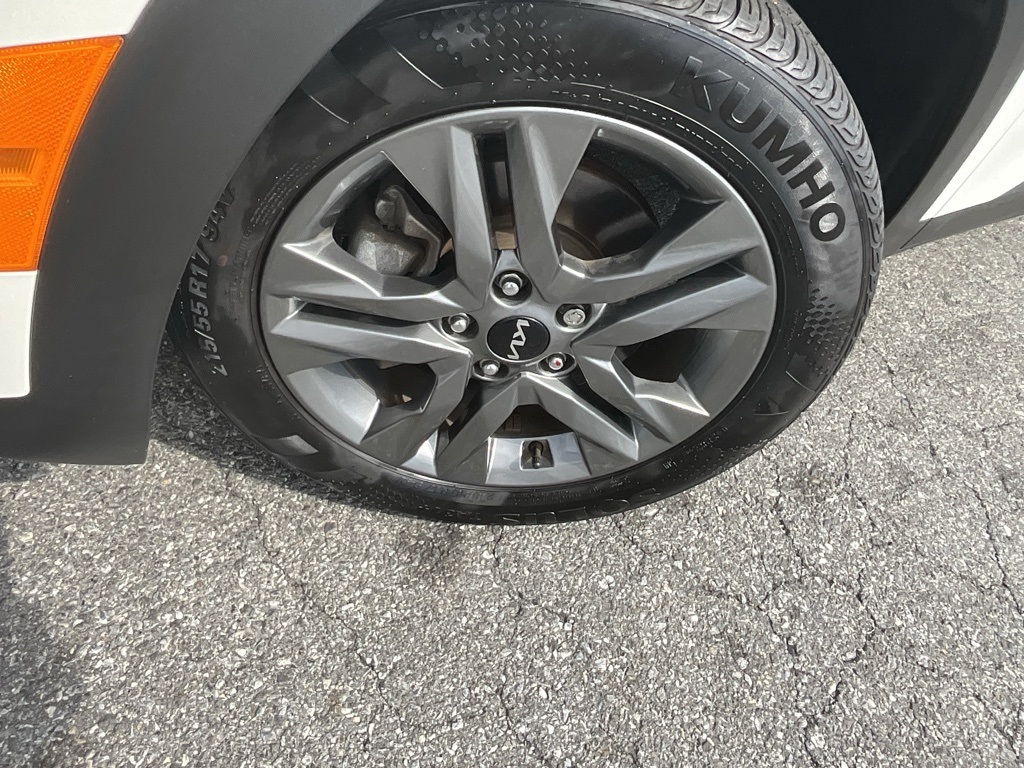 2023 Kia Seltos LX photo 3