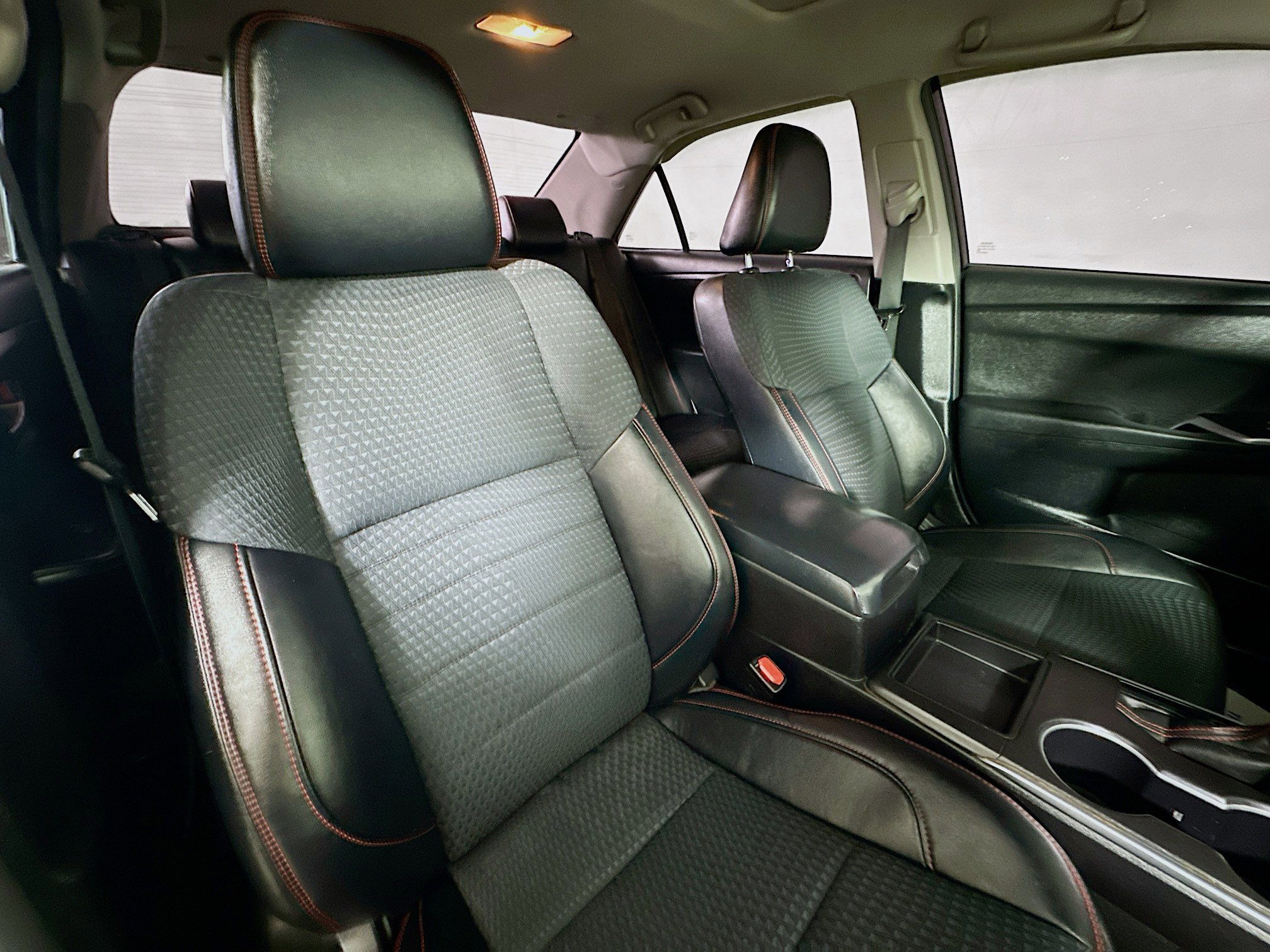2015 Toyota Camry SE photo 25