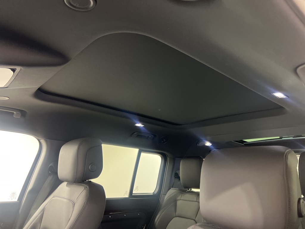 2025 Land Rover Defender 130 X-Dynamic SE photo 18