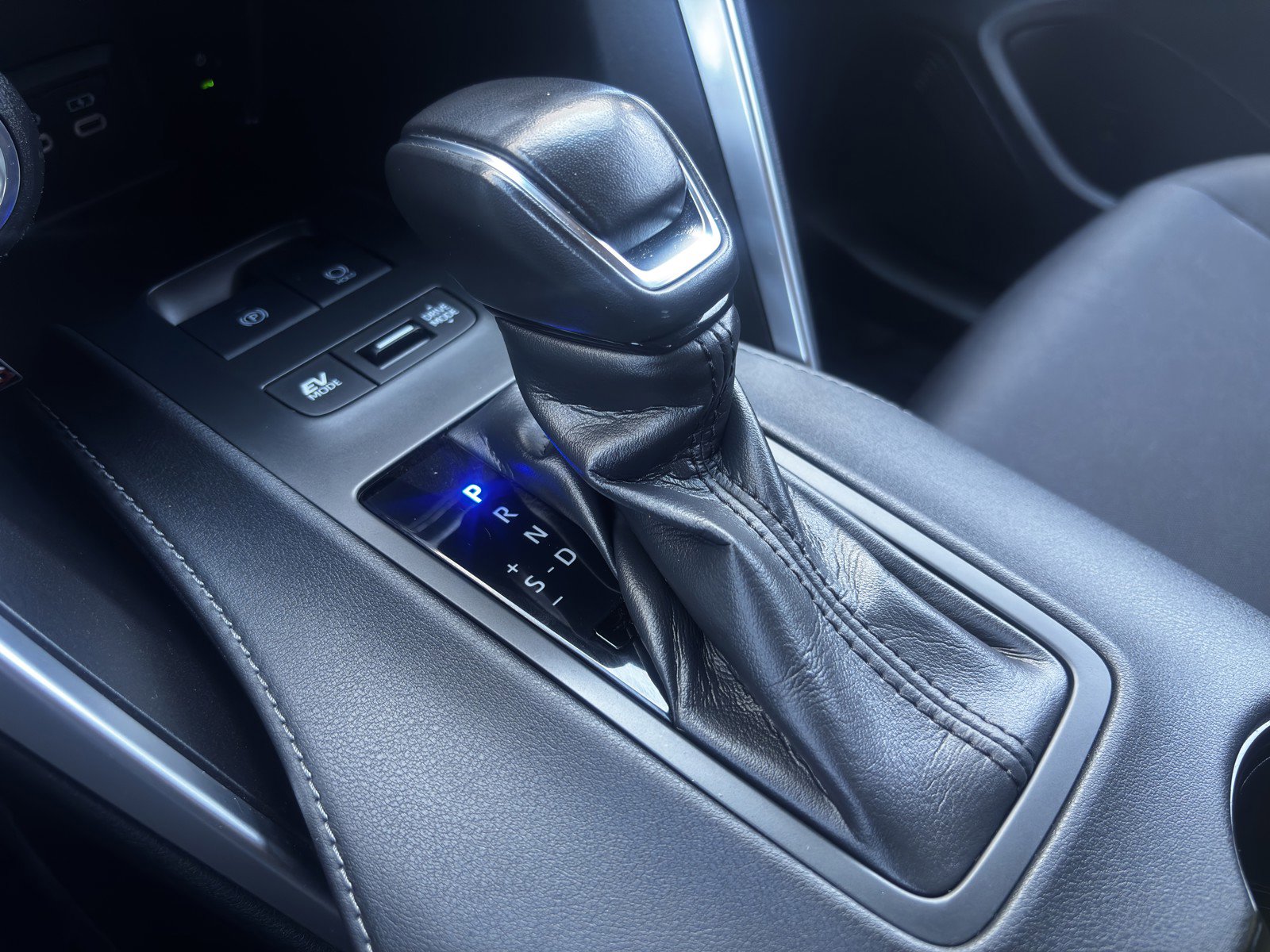 2024 Toyota Venza LE photo 8