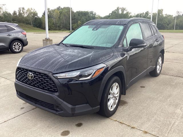 2022 Toyota Corolla Cross LE photo 2