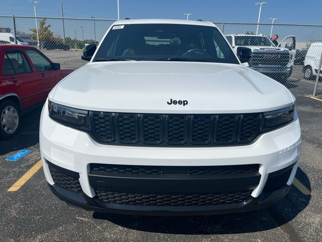 2025 Jeep Grand Cherokee Altitude photo 2