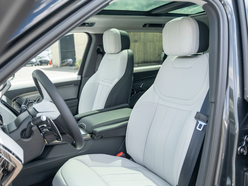 2025 Land Rover Range Rover Sport SE photo 18