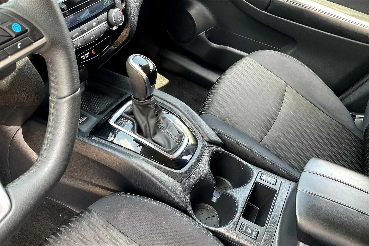 2019 Nissan Rogue SV photo 15