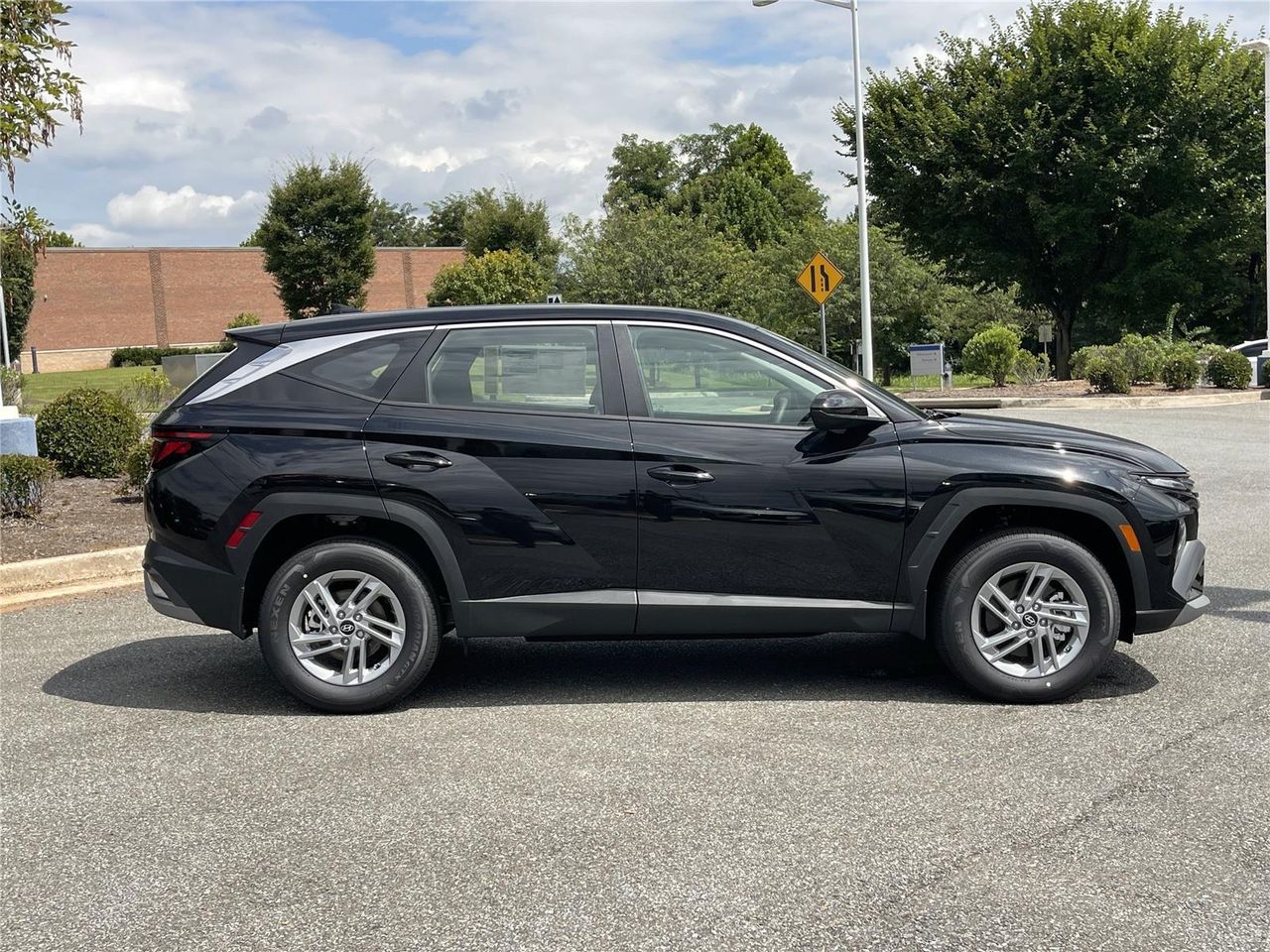 2025 Hyundai Tucson SE photo 3