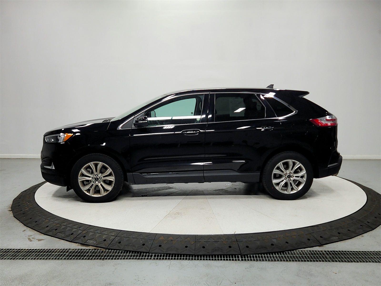 2024 Ford Edge Titanium photo 4