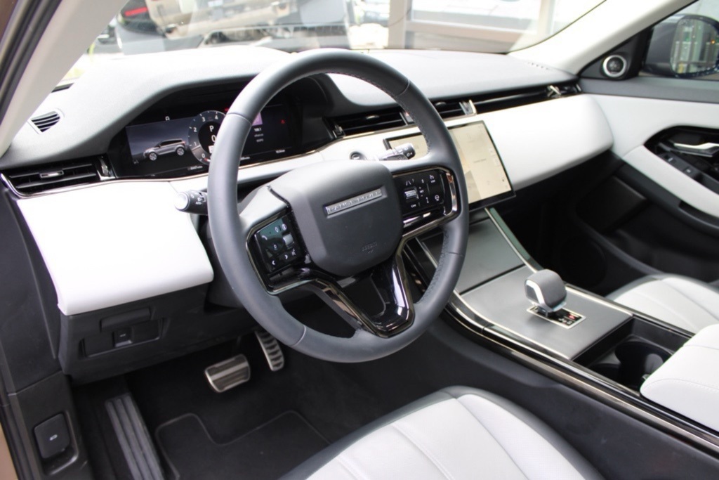 2024 Land Rover Range Rover Evoque Dynamic SE photo 3