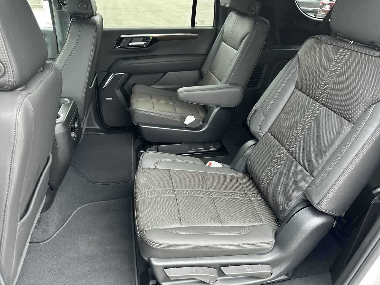 2025 Chevrolet Suburban High Country photo 17