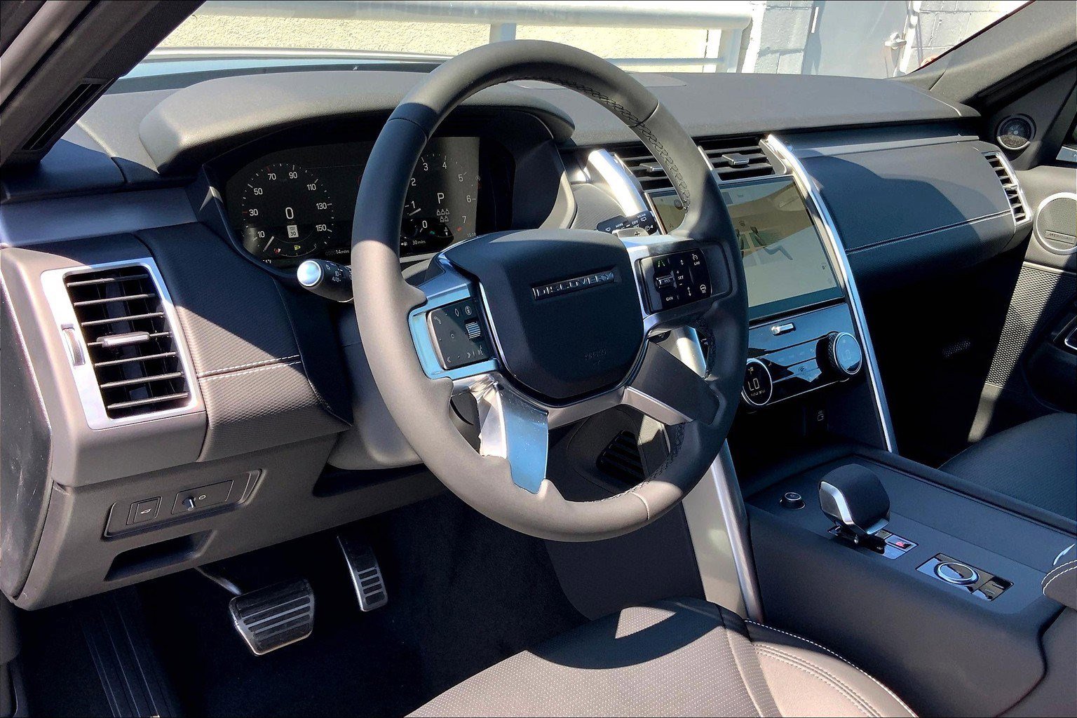 2025 Land Rover Discovery SE photo 3