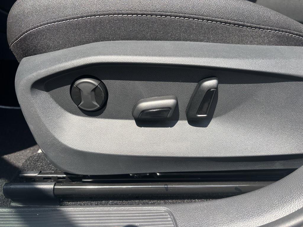 2025 Volkswagen Taos SE photo 12