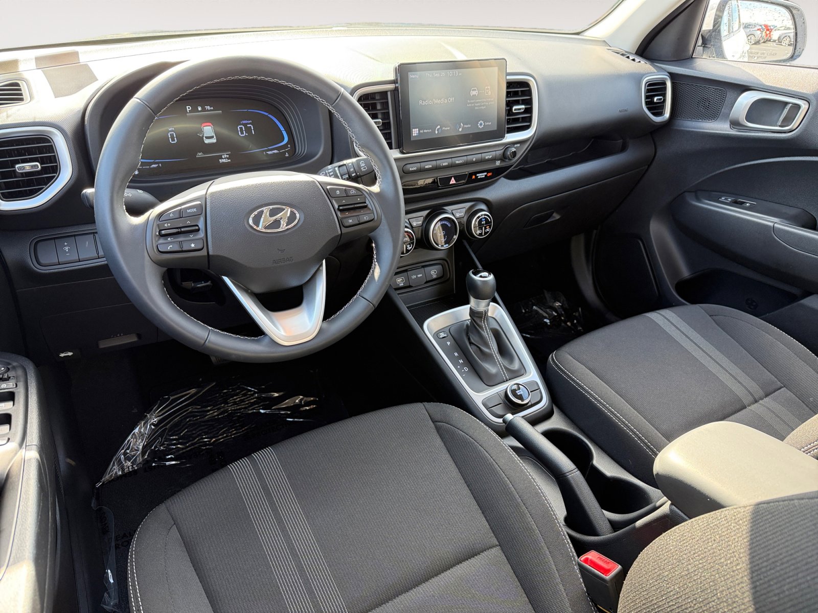 2024 Hyundai Venue SEL photo 14