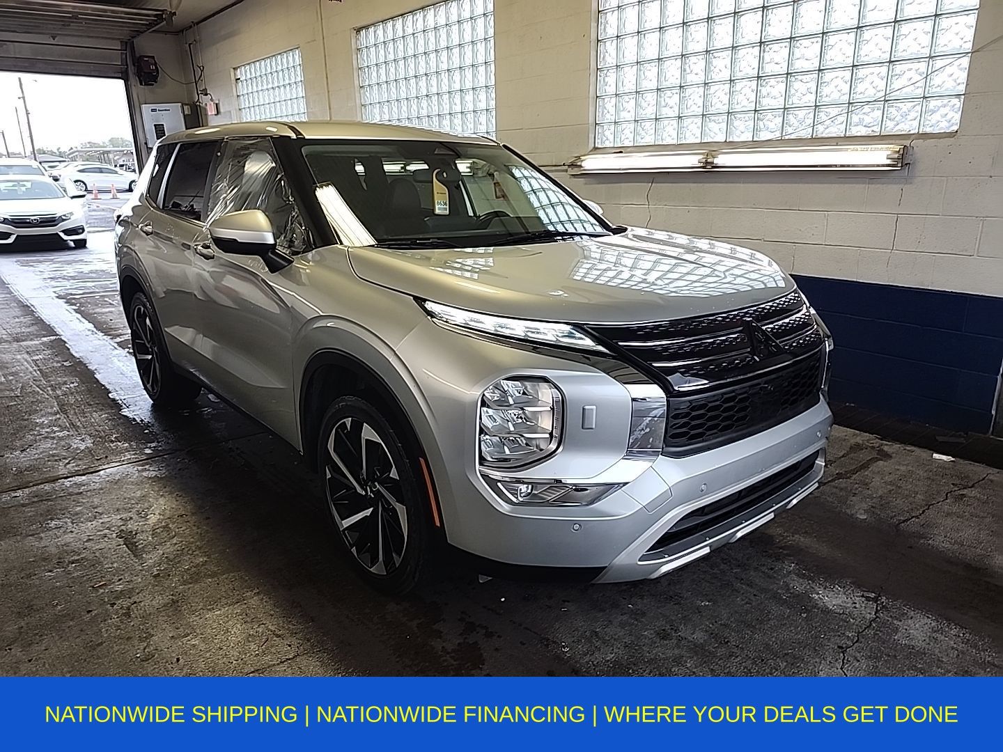 2023 Mitsubishi Outlander SE's photo