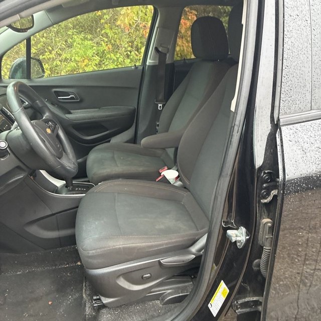 2020 Chevrolet Trax LS photo 3