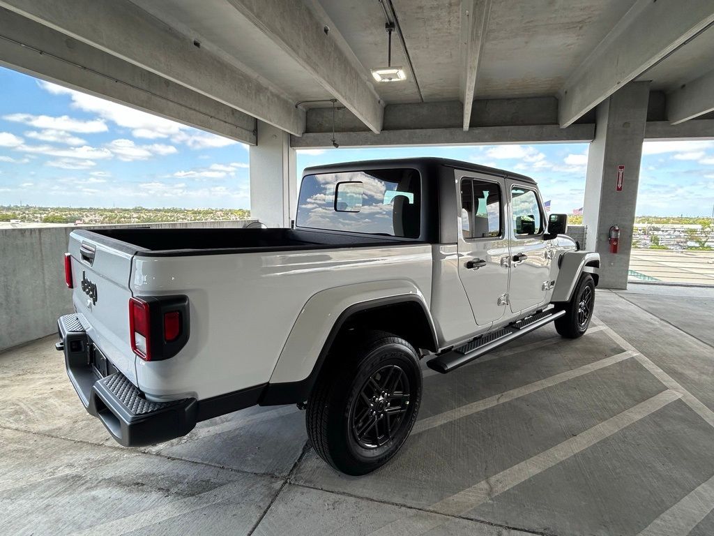 2024 Jeep Gladiator Sport photo 3