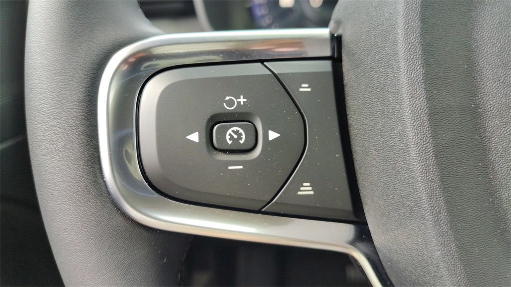 2026 Volvo XC40 Core photo 14