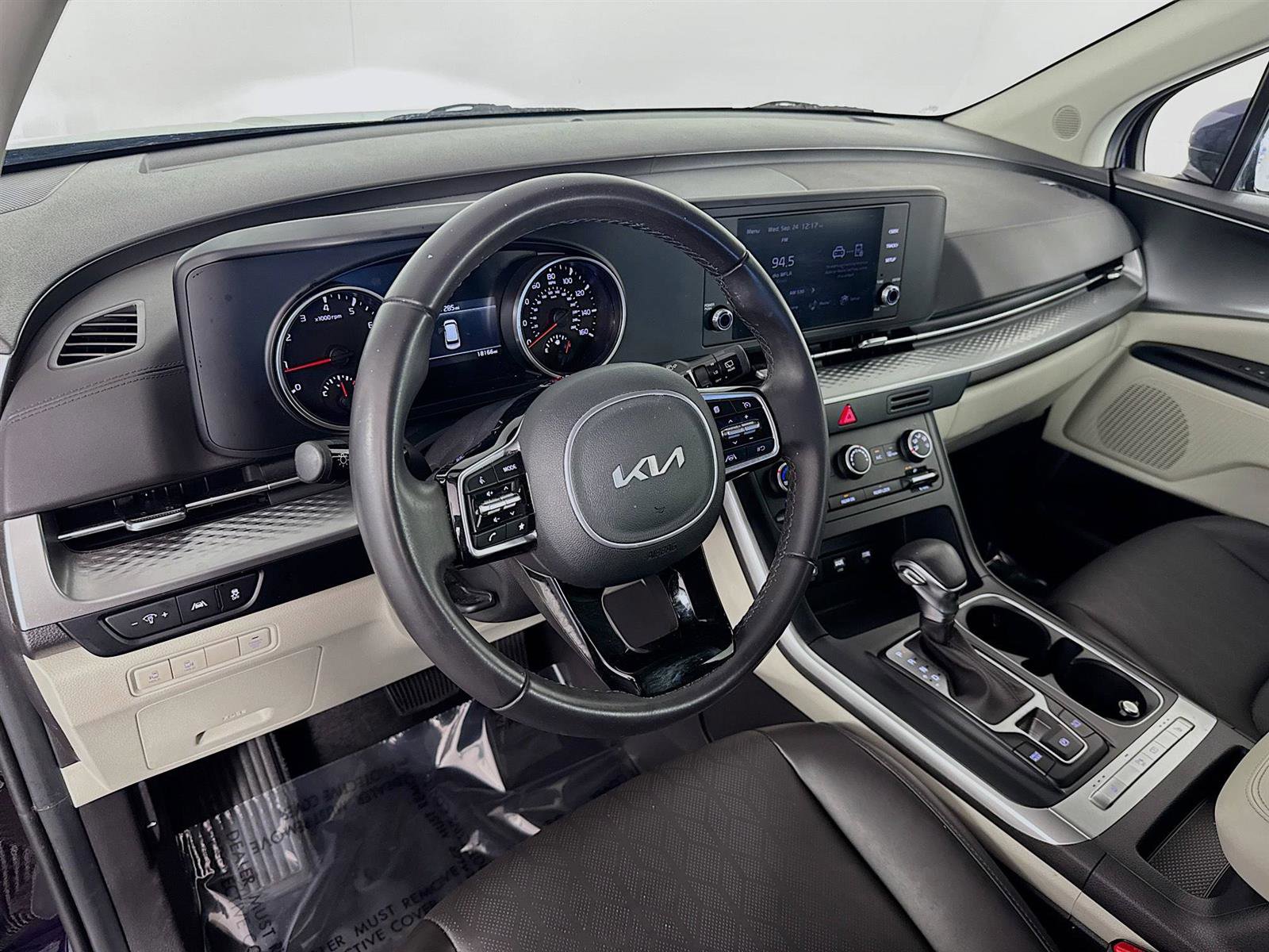 2024 Kia Carnival LX photo 9